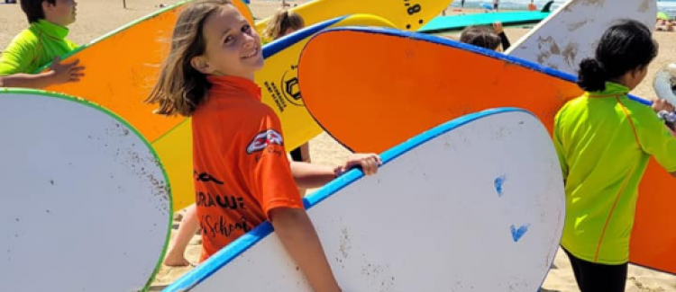 Supernova colonie de vacances adolescente sur la plage basque contente initiation au surf
