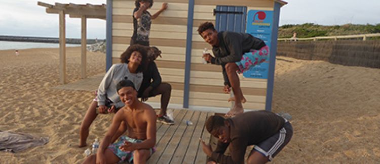 Supernova colonie ados en groupe sur la plage pays basque