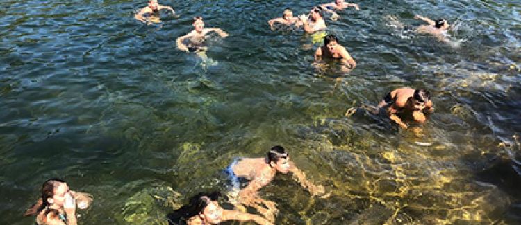 Supernova colonie de vacances baignade entre ado dans la rivière ardèche