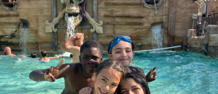 Supernova colonie de vacances enfants qui s'amusent à pirate world sud de la france