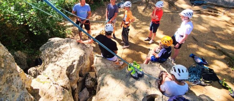 Supernova Juniors Stage sportif 100% Kayak ados en cours d'escalade sur bloc naturel ardèche