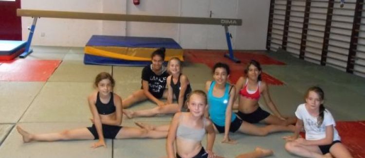 Supernova colonie groupe d'enfants en cours de gym