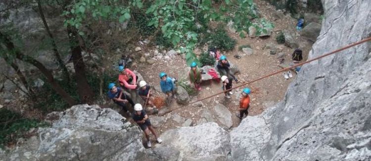 Supernova stage sportif enfants qui font de l'escalade en ardèche